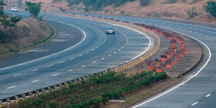 ગંગા એક્સપ્રેસ વે પૂર્વી અપમાં industrial દ્યોગિક વૃદ્ધિને વેગ આપવા માટે, બાલિયા, વારાણસી, મિર્ઝાપુર માટે સીધી કનેક્ટિવિટી સુધારવા માટે