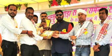 ગાંડા સમાજ ડ Dr. રાજારામ ત્રિપાઠીને તેમના 'જીવંત દેવ' તરીકે જાહેર કરે છે