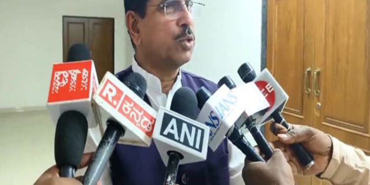 “ચાલુ રાખવાનો કોઈ નૈતિક અધિકાર નથી”: પ્રલહદ જોશી કર્ણાટકના સીએમ સિદ્ધારમૈયા, ડીવાય સીએમ ડી.કે. શિવકુમારનું તાત્કાલિક રાજીનામું માંગશે