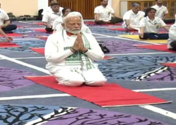 જે.કે.: ભાજપ શ્રીનગરમાં યોગ સત્રનું આયોજન કરે છે કારણ કે ભારત 11 મા આંતરરાષ્ટ્રીય યોગ દિવસને ચિહ્નિત કરે છે