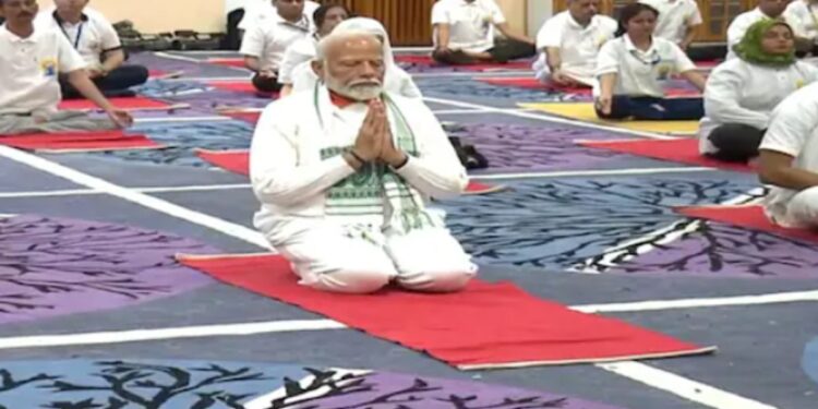 જે.કે.: ભાજપ શ્રીનગરમાં યોગ સત્રનું આયોજન કરે છે કારણ કે ભારત 11 મા આંતરરાષ્ટ્રીય યોગ દિવસને ચિહ્નિત કરે છે