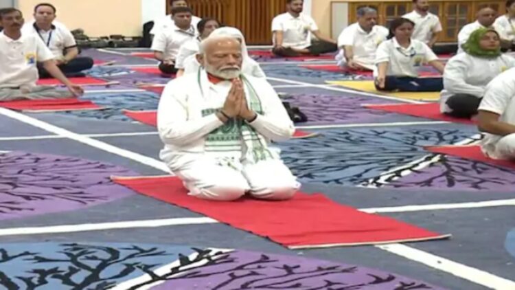 જે.કે.: ભાજપ શ્રીનગરમાં યોગ સત્રનું આયોજન કરે છે કારણ કે ભારત 11 મા આંતરરાષ્ટ્રીય યોગ દિવસને ચિહ્નિત કરે છે