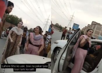 પાકિસ્તાન વાયરલ વીડિયો: પાકિસ્તાની પત્નીએ બીજી છોકરી સાથે કારમાં સમાધાનની સ્થિતિમાં શૂ પતિને પકડ્યો!
