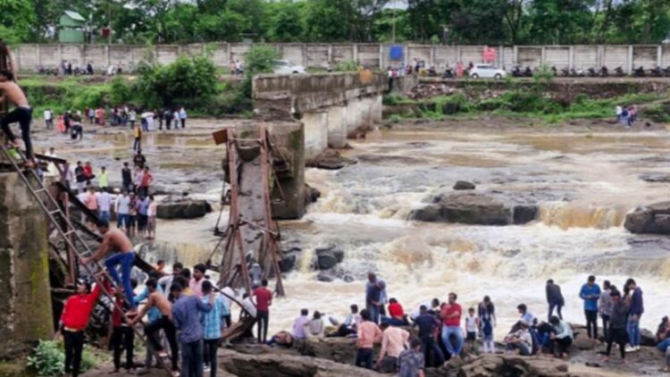 પુણે બ્રિજ પતન: 4 મૃત, 51 ઇજાગ્રસ્ત પછી જૂની માળખું પર્યટક ધસારો હેઠળ માર્ગ આપે છે