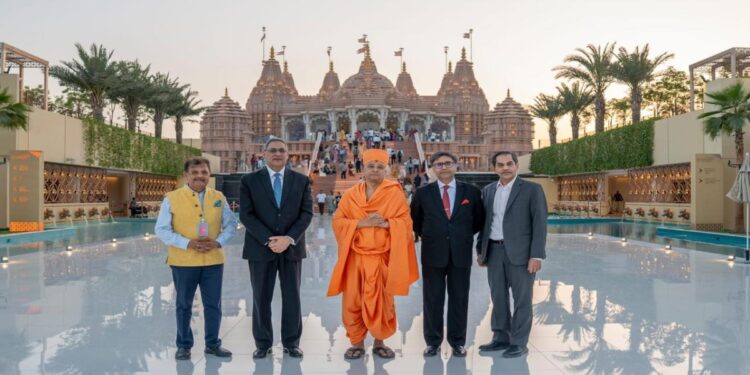 ભારતના વિદેશ સચિવ શ્રી વિક્રમ મિસરી, અબુધાબીમાં BAPS હિન્દુ મંદિર દ્વારા deeply ંડે ખસેડવામાં