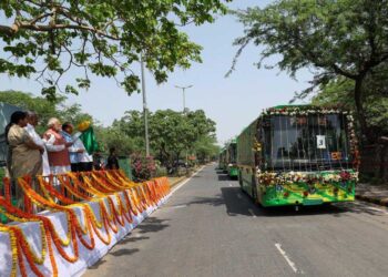 માનનીય વડા પ્રધાન વિશ્વ પર્યાવરણ દિવસ પર 200 પીએમઆઈ ઇલેક્ટ્રિક બસો બંધ કરે છે | સ્વત્વાપ્રતિરોષી