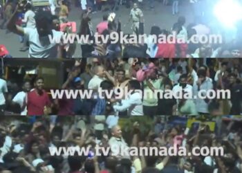વાયરલ વિડિઓ: 'આરસીબી ચાહકો દ્વારા લાઠી ડાન્સ' નેટીઝન્સ વાઇલ્ડ સેલિબ્રેશનમાં ચાહકો લિફ્ટ પોલીસ ઇન્સ્પેક્ટર તરીકે પ્રતિક્રિયા આપે છે