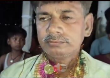 વાયરલ વિડિઓ: સરકારના હેડમાસ્ટર વિધવા સાથે સમાધાનની સ્થિતિમાં લાલ હાથ પકડ્યા, ગામલોકોએ તેને માર માર્યો, પછી લગ્ન કરવાની ફરજ પડી