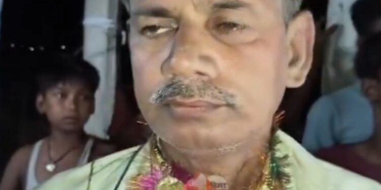 વાયરલ વિડિઓ: સરકારના હેડમાસ્ટર વિધવા સાથે સમાધાનની સ્થિતિમાં લાલ હાથ પકડ્યા, ગામલોકોએ તેને માર માર્યો, પછી લગ્ન કરવાની ફરજ પડી