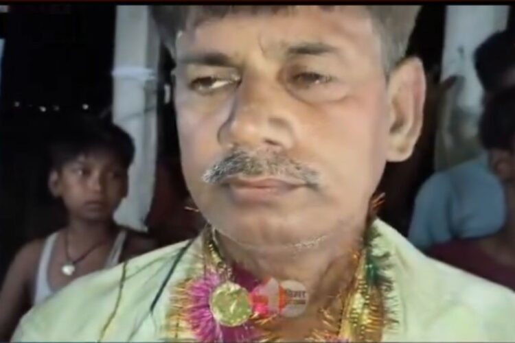 વાયરલ વિડિઓ: સરકારના હેડમાસ્ટર વિધવા સાથે સમાધાનની સ્થિતિમાં લાલ હાથ પકડ્યા, ગામલોકોએ તેને માર માર્યો, પછી લગ્ન કરવાની ફરજ પડી