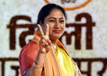 વિશ્વ પર્યાવરણ દિવસ 2025: દિલ્હી મુખ્યમંત્રી રેખા ગુપ્તા, કેન્દ્રીય પ્રધાનો પીએમ મોદી દ્વારા ધ્વજવંદન કરનારા દેવી બસ પર સવારી કરે છે