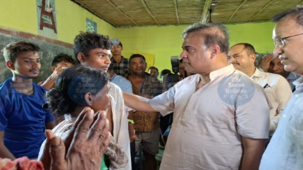 આસામ સીએમ સરમા ગોલાઘાટ જિલ્લાના પૂરથી હિટ વિસ્તારોની મુલાકાત લે છે, રાહત શિબિરોનું નિરીક્ષણ કરે છે