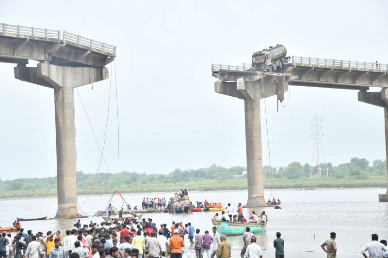 વાડોદરા કંપનીઓ ગંભિરા બ્રિજ પતન પછી કામદારોને પરિવહન, શિફ્ટ રાહત આપે છે - દેશગુજરત