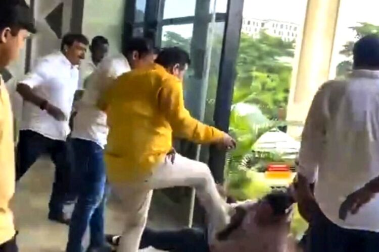 ઓડિશા વાયરલ વિડિઓ: ભાજપના કાઉન્સિલરોએ બ્રોડ ડેલાઇટમાં વરિષ્ઠ આઈએએસ અધિકારીને નિર્દયતાથી હરાવ્યો, બીજેડી પ્રમુખ તેને 'શરમજનક હુમલો' કહે છે