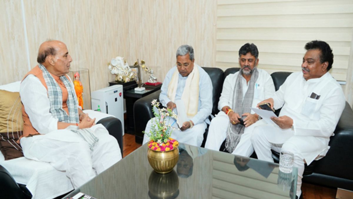 દિલ્હી: કર્ણાટક મુખ્યમંત્રી સિદ્ધારમૈયા સંરક્ષણ પ્રધાન રાજનાથ સિંહને મળે છે, બેંગલુરુમાં સંરક્ષણ કોરિડોરની ચર્ચા કરે છે
