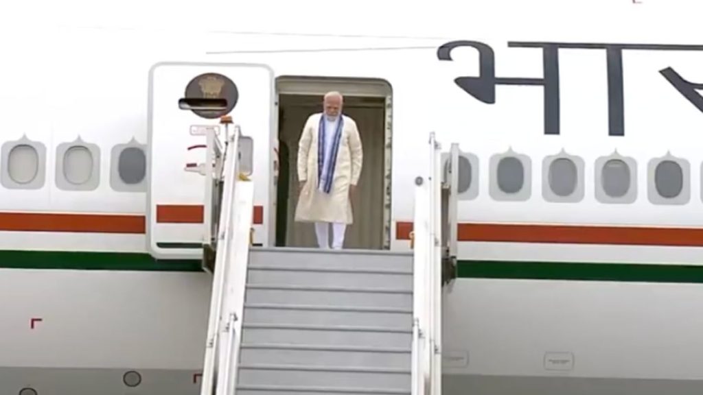 પી.એમ. મોદી ભુકંપના આંચકાને રાજધાની ધક્કો મારતા પાંચ-રાષ્ટ્ર પ્રવાસ પછી દિલ્હી પાછો ફર્યો