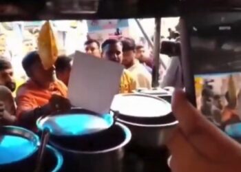 યુપી વાયરલ વિડિઓ: ક્યૂઆર કોડ સ્કેન, ધર્મની પૂછપરછ! કનવર યાત્રા 2025 પહેલાં નેમપ્લેટ સમાચાર બઝ