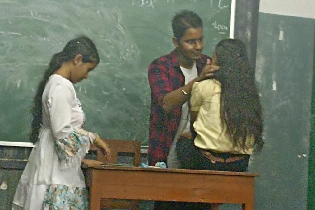 વાયરલ વિડિઓ: 'અયોગ્ય અને શિકારી વર્તન ...' ટીએમસીપી નેતાએ મહિલા વિદ્યાર્થીઓને પજવણી કરવાનો આરોપ લગાવ્યો, ભાજપ પ્રશ્નો ઉભા કરે છે